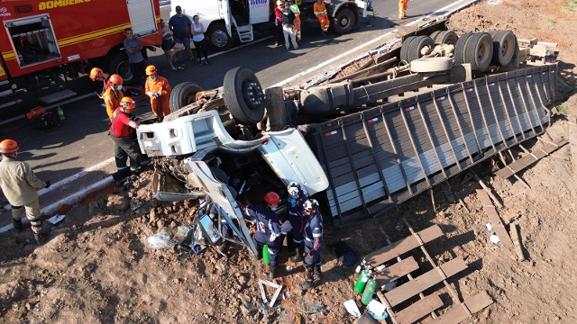 Caminhão com gado tomba na BR-262 e deixa motorista preso às ferragens