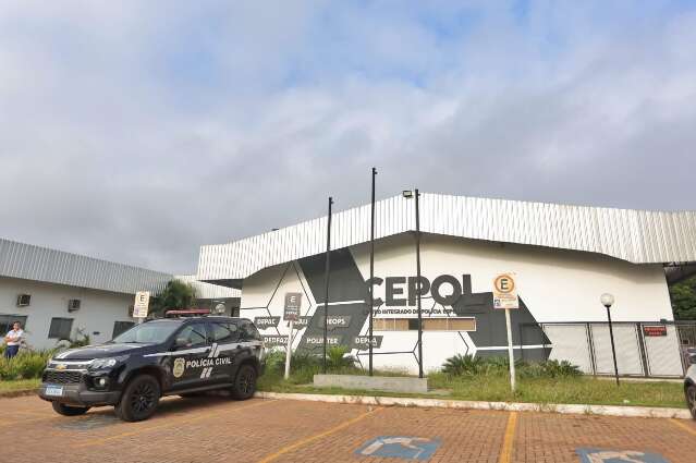 Homem faz esposa refém e foge após filha e enteada revelarem abusos