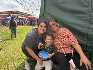 Mesmo com calor, famílias lotam evento para crianças serem "soldados por um dia" Mesmo com calor, famílias lotam evento para crianças serem "soldados por um dia"