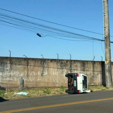 Condutor sem CNH capota veículo na Avenida Tamandaré