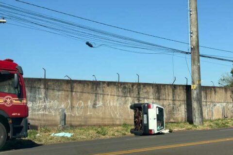 Condutor sem CNH capota veículo na Avenida Tamandaré