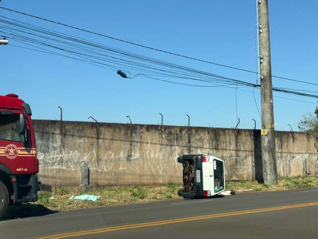 Condutor sem CNH capota veículo na Avenida Tamandaré