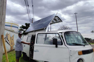 Aos 66 anos, comerciante recomeça em uma Kombi movida pelo sol Aos 66 anos, comerciante recomeça em uma Kombi movida pelo sol