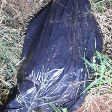 Morte de homem encontrado em lona pode ter ligação com tráfico