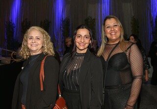 Fábio Jr. volta elegante após 9 anos, mas noite tem seus tropeços
