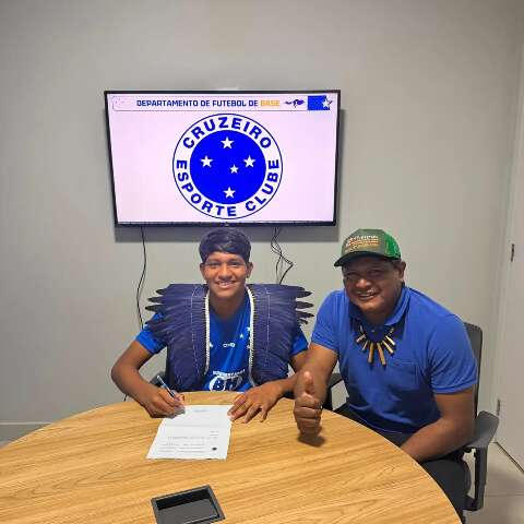 Indígena terena de MS assina contrato de formação com o Cruzeiro