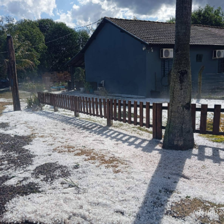 Granizo danifica telhados e plantações durante temporal no interior