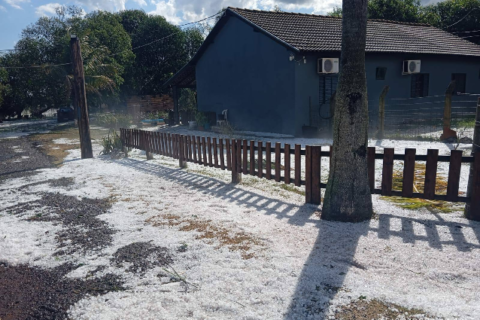 Granizo danifica telhados e plantações durante temporal no interior
