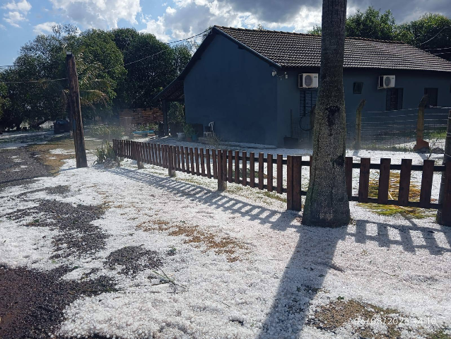 Granizo danifica telhados e plantações durante temporal no interior