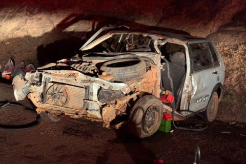 Colisão entre carro e caminhão deixa 4 feridos na BR-163