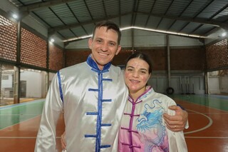 Pais passam kung-fu de geração em geração e agora treinam as filhas Pais passam kung-fu de geração em geração e agora treinam as filhas