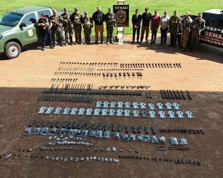 Senad entrega a militares os 30 fuzis apreendidos na fronteira com MS
