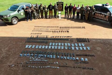 Senad entrega a militares os 30 fuzis apreendidos na fronteira com MS