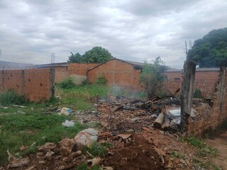 Fogo em terreno causa mal-estar em moradores que deixam casas temporariamente