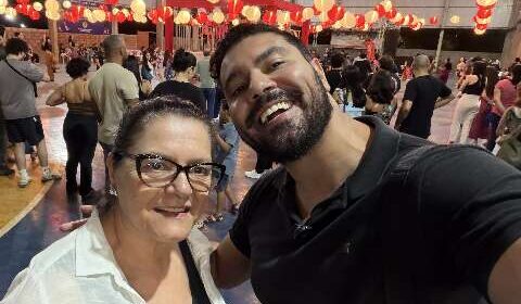 “Finados japonês”? Aos 70, visitante conhece Bon Odori pela primeira vez