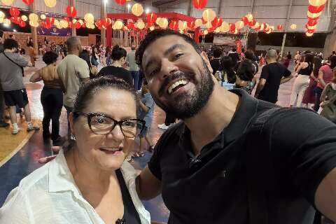 “Finados japonês”? Aos 70, visitante conhece Bon Odori pela primeira vez
