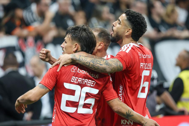 Inter perde para o Corinthians mas avança às quartas da Copa do Brasil