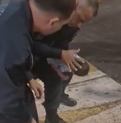 Família corre até o quartel e policiais socorrem bebê engasgado em Campo Grande