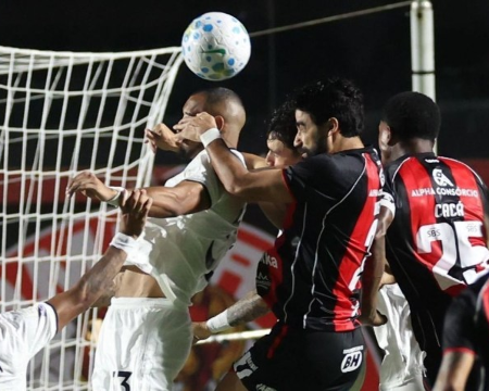 Vitória supera Botafogo sob chuva e sobe para 12º lugar no Brasileirão