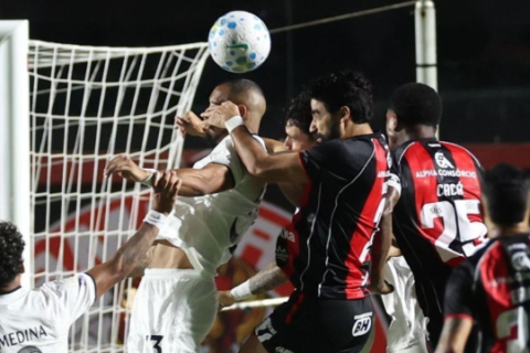 Vitória supera Botafogo sob chuva e sobe para 12º lugar no Brasileirão