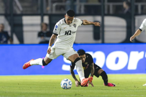 Cuello marca contra ex-clube e Atlético vence Bragantino pela Sul-Americana