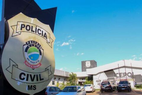 Prisão por estupro tem cerco à PM e mulher atingida com bala de borracha