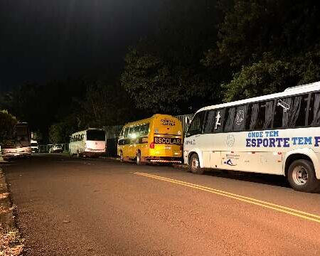 Ônibus dos Jogos Escolares ocupam rua e travam trânsito perto do Estoril