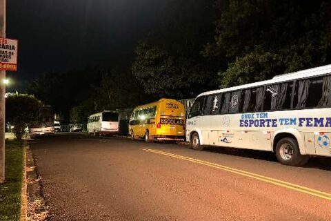 Ônibus dos Jogos Escolares ocupam rua e travam trânsito perto do Estoril