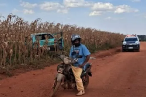 Motorista perde controle da direção e morre ao capotar carro com filhos