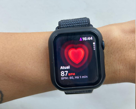 Monitoramento contínuo no pulso: até onde os alertas dos wearables preocupam?