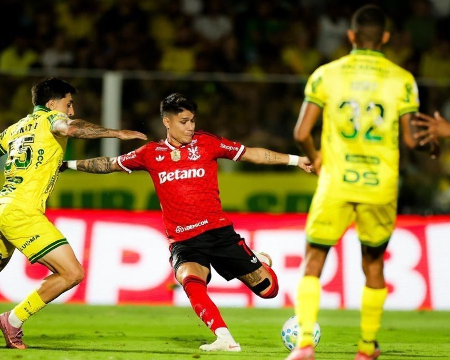 Flamengo goleia Mirassol e fica a três pontos da liderança do Brasileirão