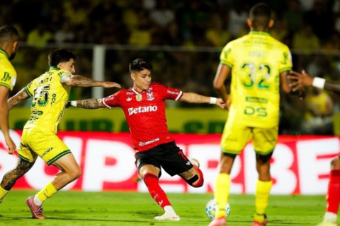 Flamengo goleia Mirassol e fica a três pontos da liderança do Brasileirão