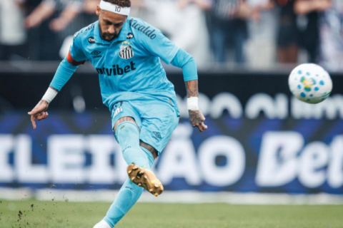 Neymar decide, Santos vence Corinthians e se afasta da zona de rebaixamento