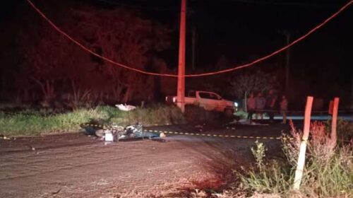 Condutor perde o controle da moto e morre após atingir poste