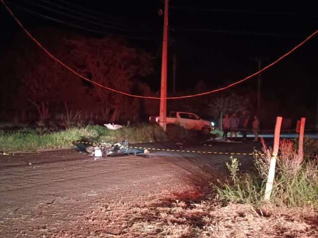 Condutor perde o controle da moto e morre após atingir poste