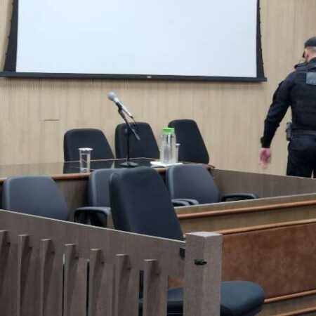 Sem advogado, júri de réu acusado de matar padrasto com 17 facadas é adiado