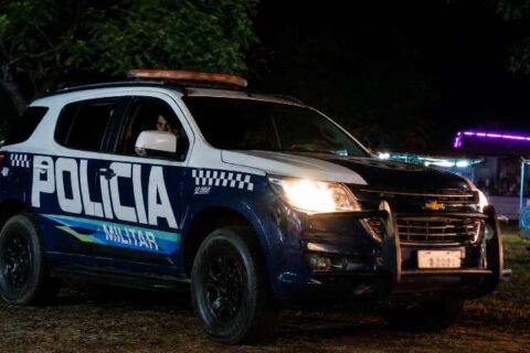 Grupo armado invade casa, rende mulher e mata rapaz na frente da família