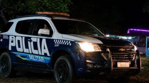 Grupo armado invade casa, rende mulher e mata rapaz na frente da família