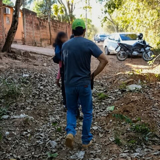Suspeito de feminicídio é preso em matagal após fugir com filha de 5 anos  