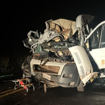Acidente entre carreta, camionete e ambulância deixa ao menos 2 mortos