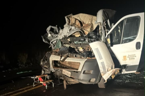 Acidente entre carreta, camionete e ambulância deixa ao menos 2 mortos