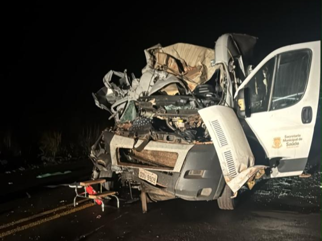 Acidente entre carreta, camionete e ambulância deixa ao menos 2 mortos