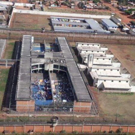Ex-PM deixa prisão para tratamento médico 5 meses após ser capturado