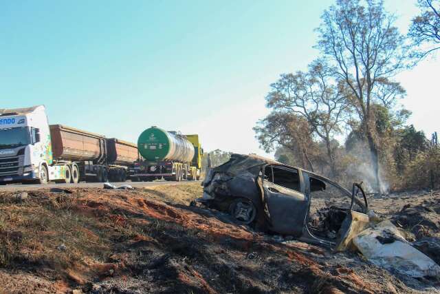 Ultrapassagem proibida provocou acidente com 4 mortes e cinco veículos na BR-163