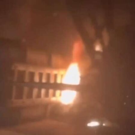 Carreta tomba sobre carro, pega fogo e deixa ao menos 5 mortos