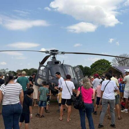 Mesmo com calor, famílias lotam evento para crianças serem "soldados por um dia"