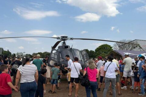 Mesmo com calor, famílias lotam evento para crianças serem "soldados por um dia"
