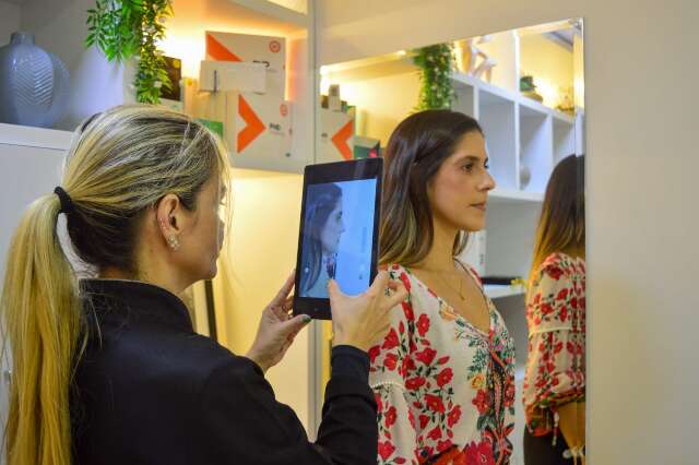 Hollywood celebra 12 anos com Consulta Estética 360° solidária