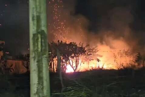 Incêndio atinge área de mata e forma fumaça densa no Nova Campo Grande