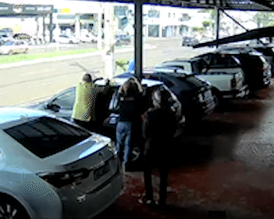 Vídeo mostra jovem sendo executado com tiro na cabeça em loja do pai